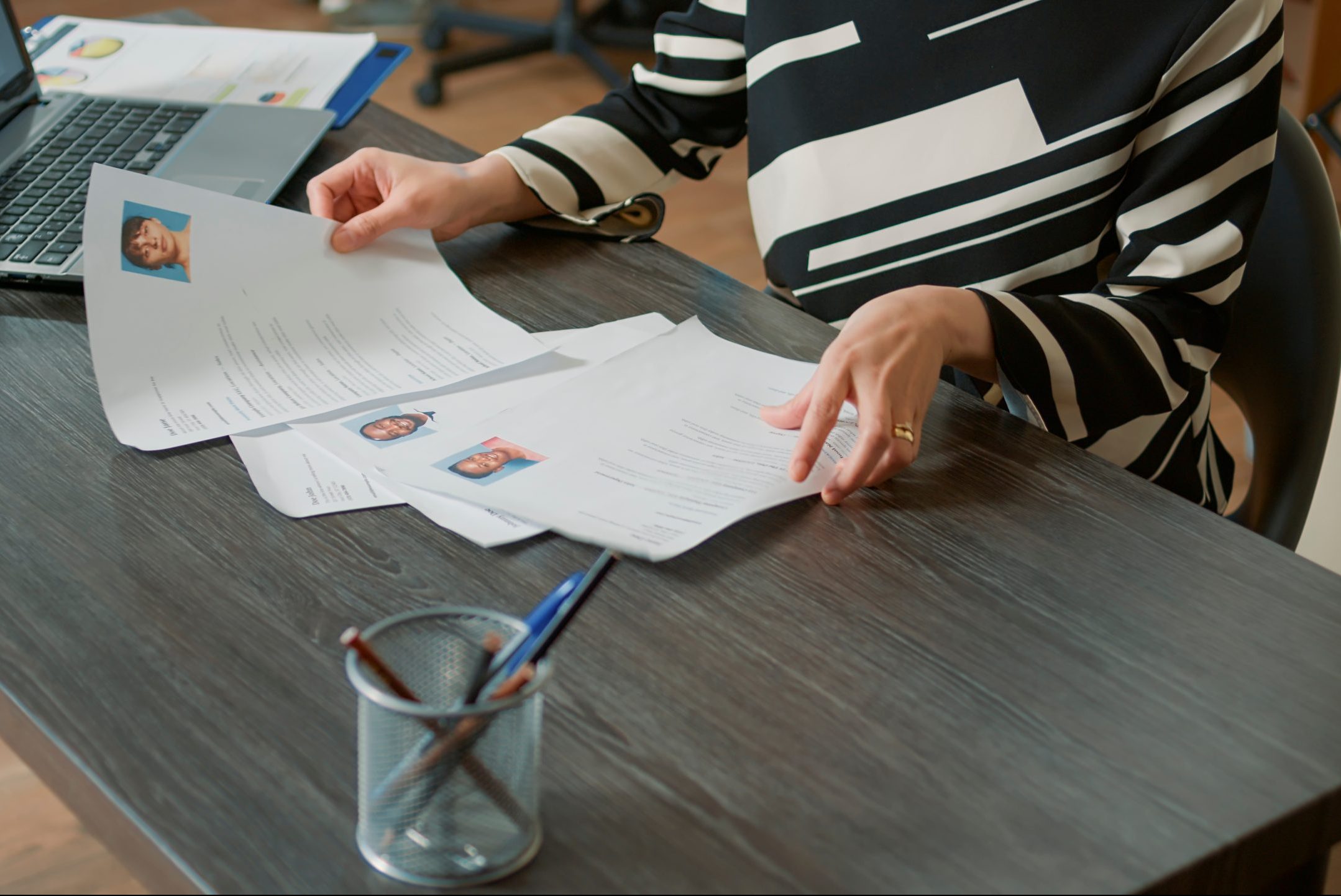 Female,Hr,Employee,Looking,At,Cv,Resume,To,Hire,Candidates,
